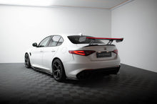 Carica l'immagine nel visualizzatore di Gallery, Alettone + LED Alfa Romeo Giulia Quadrifoglio in Fibra di Carbonio — montato sulla vettura