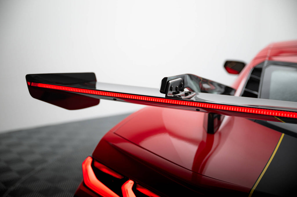 Alettone Chevrolet Corvette C8 in Fibra di Carbonio + LED — vista frontale