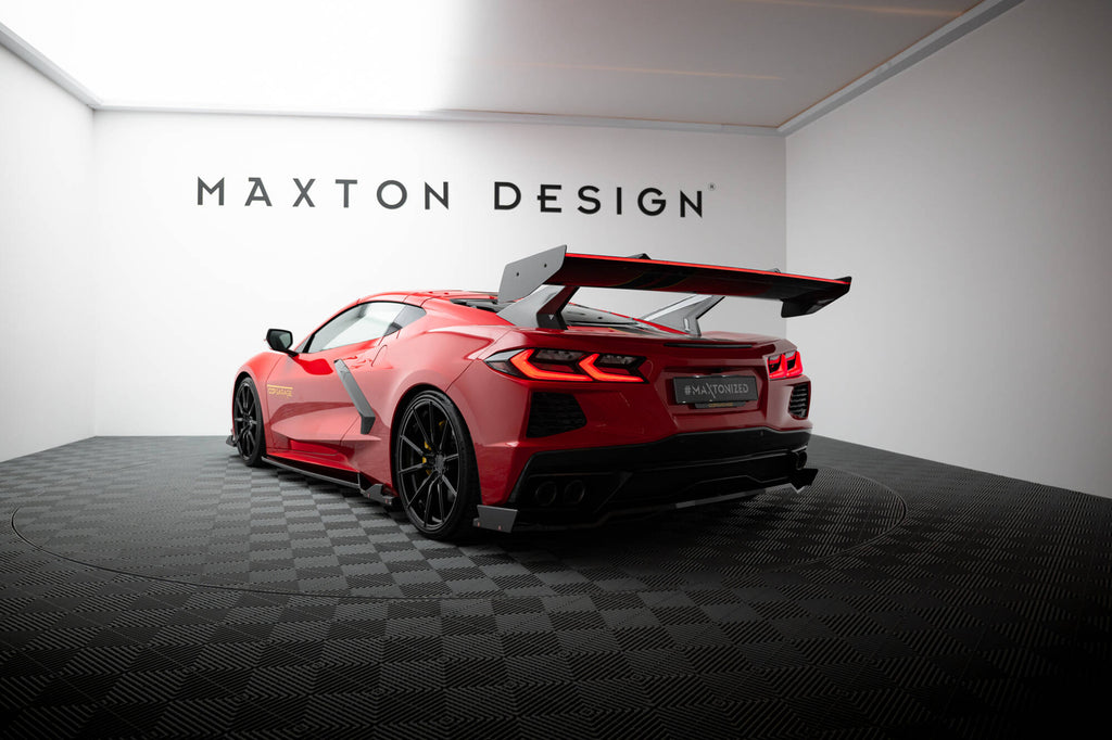 Alettone Chevrolet Corvette C8 in Fibra di Carbonio + LED — dettaglio della superficie