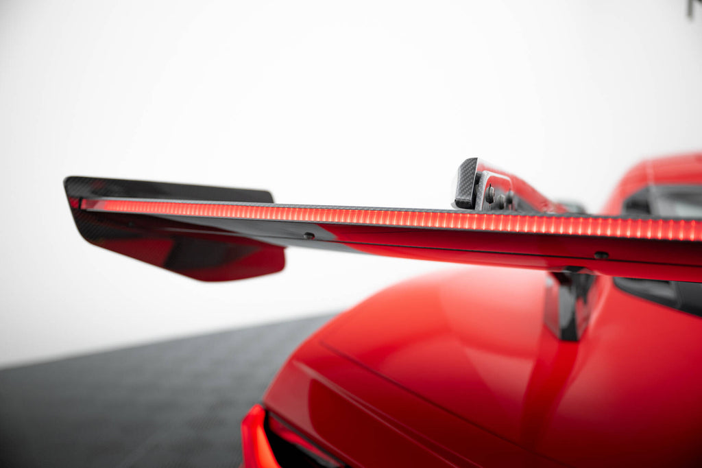 Alettone Chevrolet Corvette C8 in Fibra di Carbonio + LED — particolare della finitura