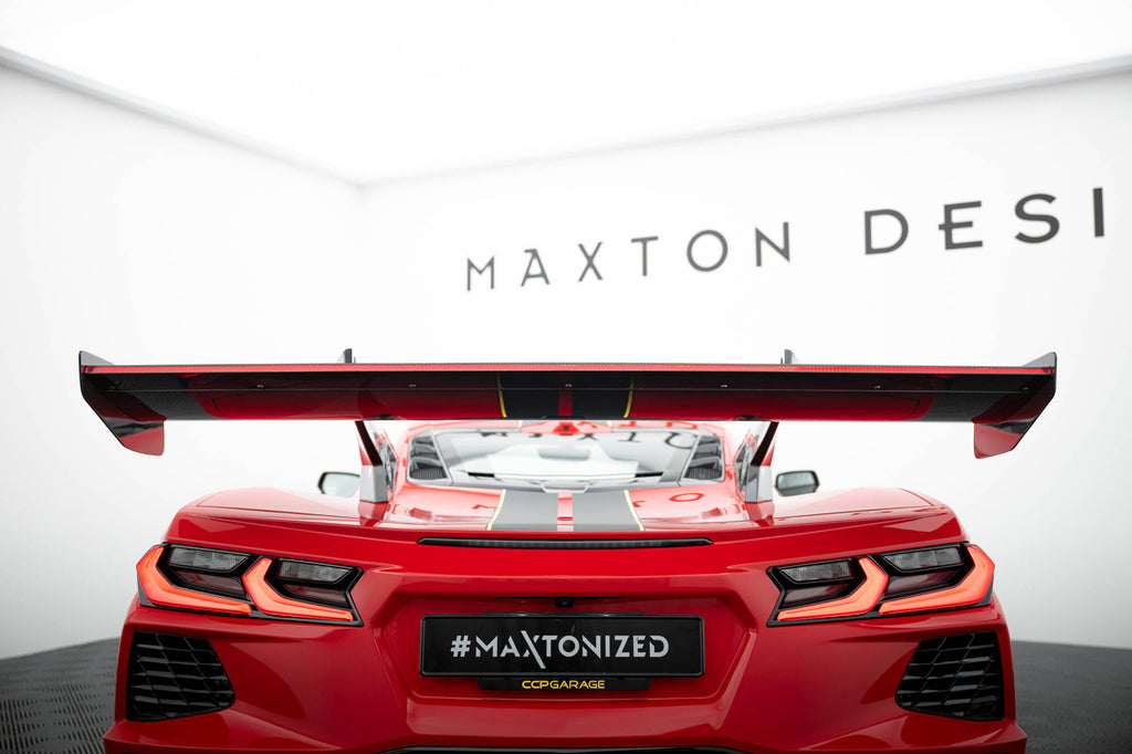 Alettone Chevrolet Corvette C8 in Fibra di Carbonio + LED — vista posteriore