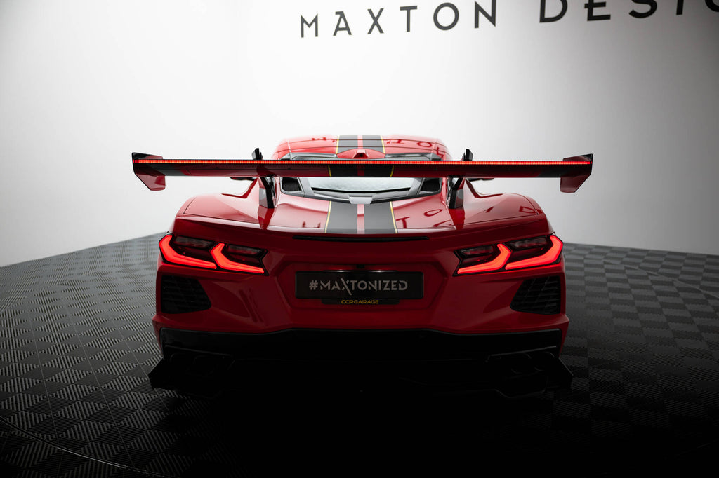 Alettone Chevrolet Corvette C8 in Fibra di Carbonio + LED — dettaglio del fissaggio