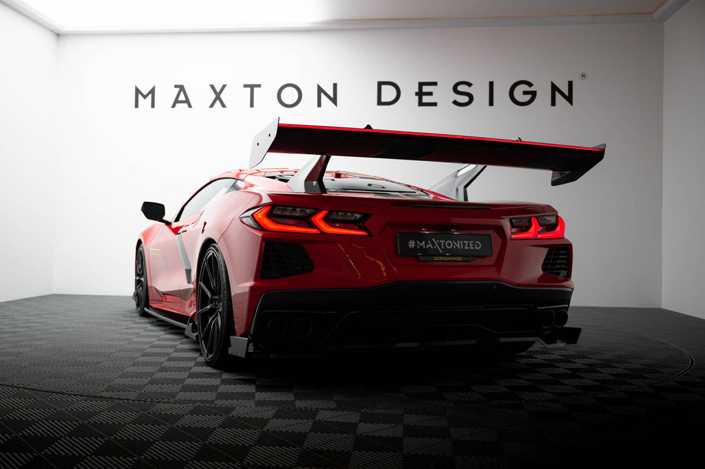 Alettone Chevrolet Corvette C8 in Fibra di Carbonio + LED — vista angolata