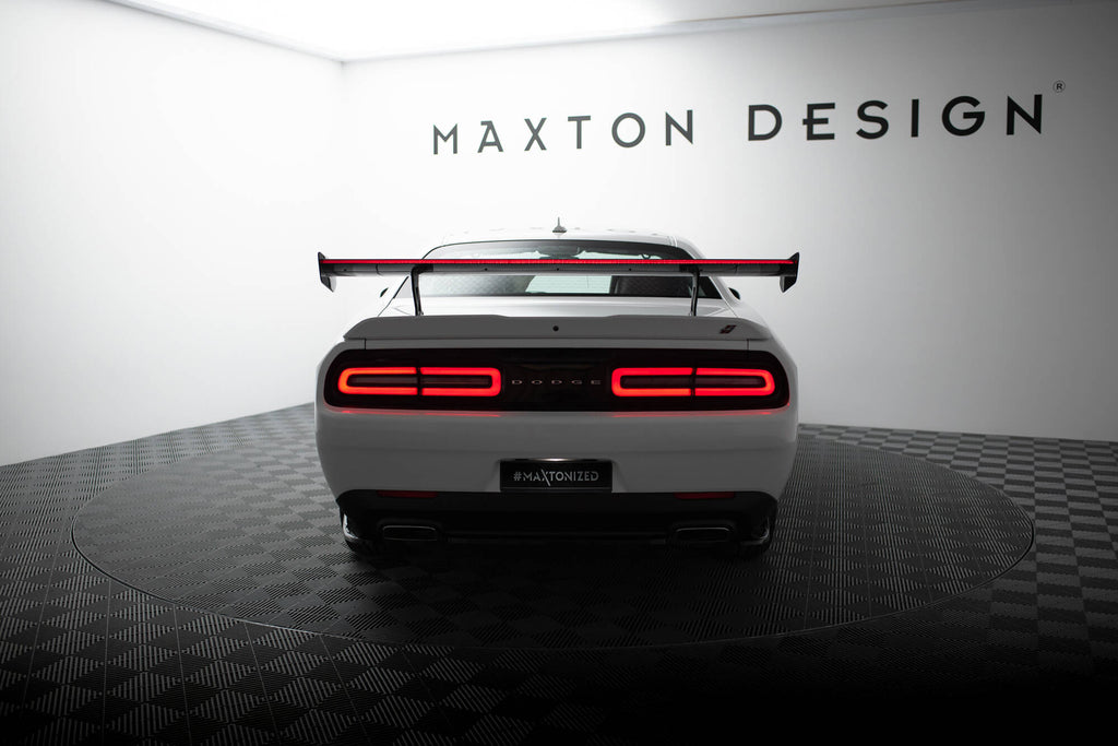 Alettone Dodge Challenger Mk3 in Fibra di Carbonio + LED — dettaglio della superficie