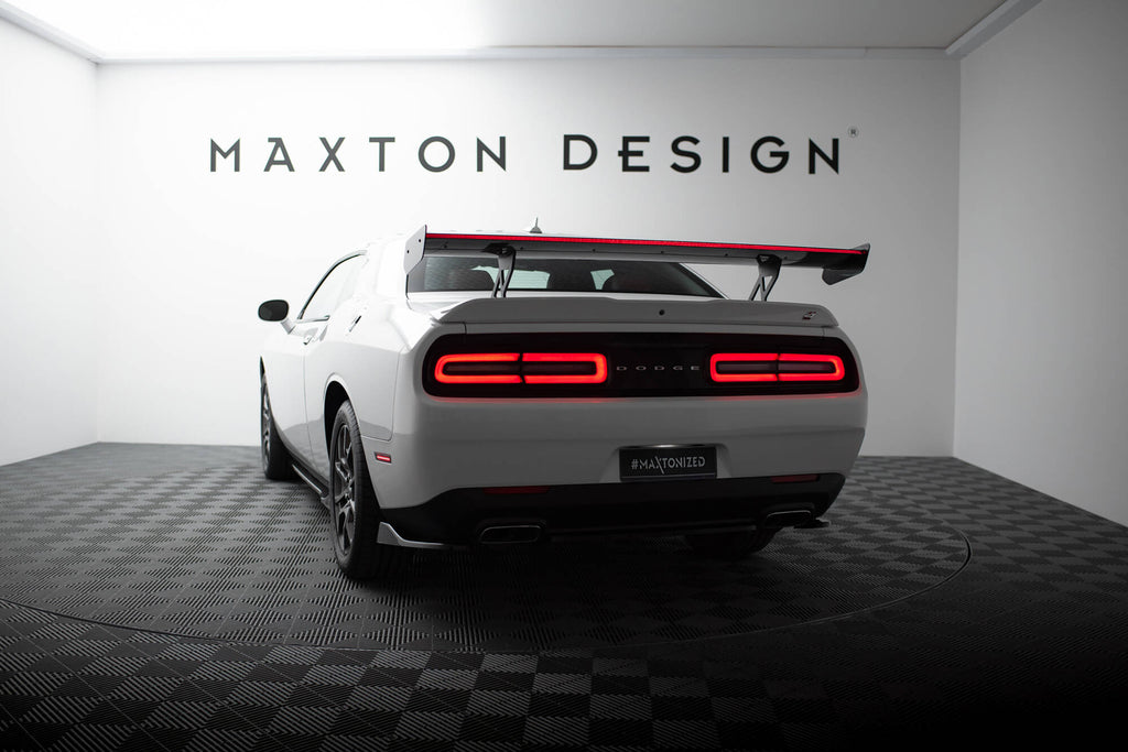 Alettone Dodge Challenger Mk3 in Fibra di Carbonio + LED — vista dall'alto