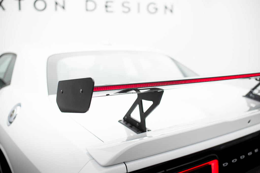 Alettone Dodge Challenger Mk3 in Fibra di Carbonio + LED — dettaglio del profilo