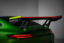 Carica l'immagine nel visualizzatore di Gallery, Alettone Mercedes AMG GT C190 Facelift in Fibra di Carbonio + LED — dettaglio della superficie
