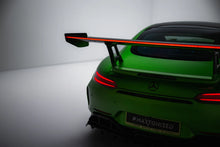 Carica l'immagine nel visualizzatore di Gallery, Alettone Mercedes AMG GT C190 Facelift in Fibra di Carbonio + LED — dettaglio del profilo