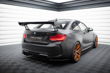 Carica l'immagine nel visualizzatore di Gallery, Alettone BMW Serie M2 F87 M-Pack in Fibra di Carbonio (con montanti esterni) — vista angolata