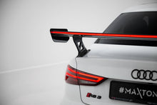 Carica l'immagine nel visualizzatore di Gallery, Alettone Audi RS3 Berlina 8V S-Line in Fibra di Carbonio + LED (con montanti esterni) — dettaglio del profilo