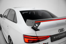 Carica l'immagine nel visualizzatore di Gallery, Alettone Audi RS3 Berlina 8V S-Line in Fibra di Carbonio + LED (con montanti esterni) — particolare della finitura