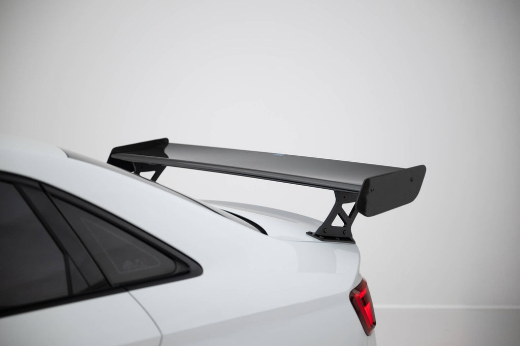 Alettone Audi RS3 Berlina 8V S-Line in Fibra di Carbonio + LED (con montanti esterni) — vista posteriore