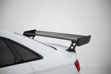 Carica l'immagine nel visualizzatore di Gallery, Alettone Audi RS3 Berlina 8V S-Line in Fibra di Carbonio + LED (con montanti esterni) — vista posteriore