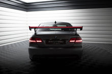 Load image into Gallery viewer, Alettone BMW Serie 3 Coupé E92 M-Pack in Fibra di Carbonio + LED — dettaglio della superficie