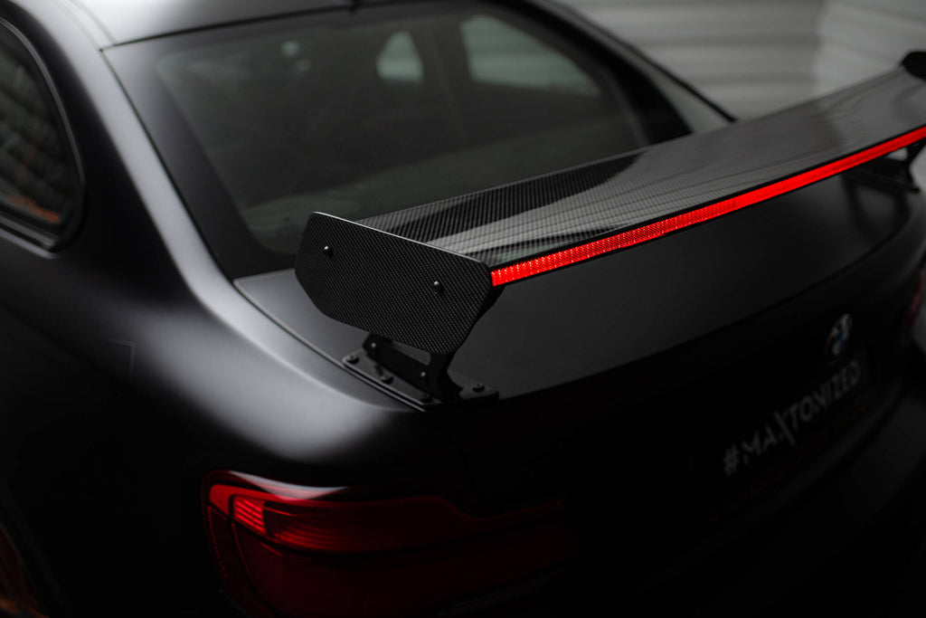 Alettone BMW Serie M2 F87 M-Pack in Fibra di Carbonio + LED (con montanti esterni) — vista angolata