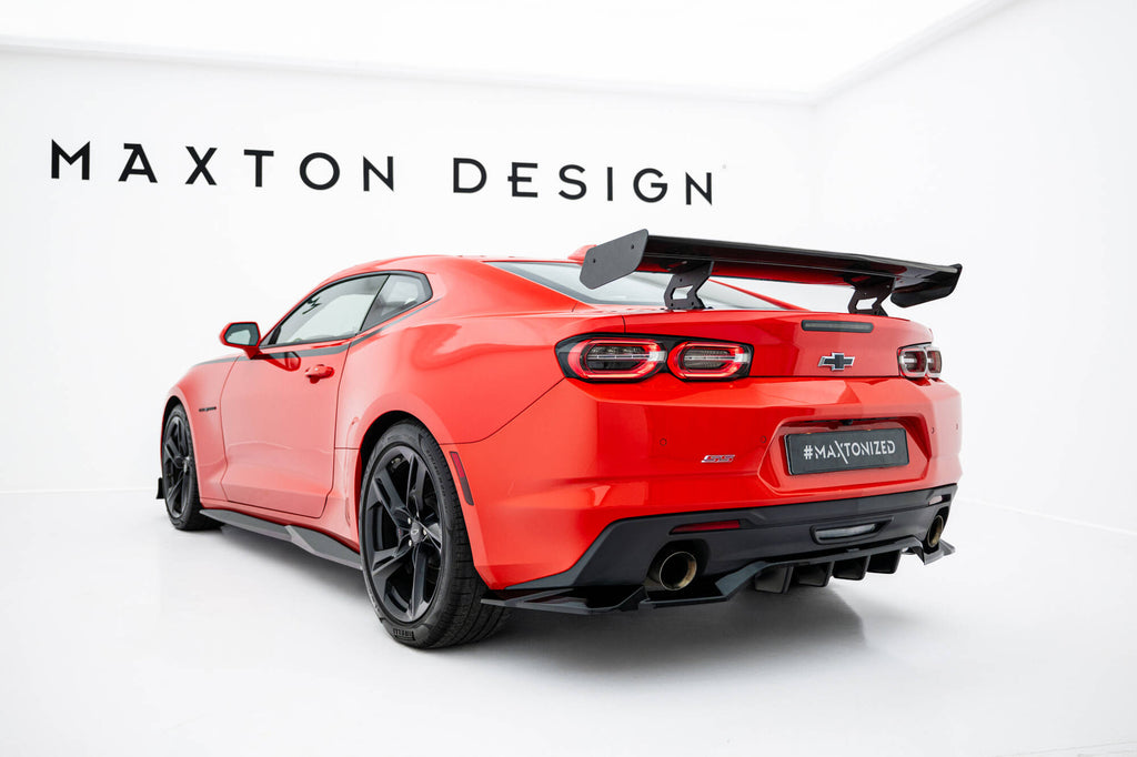 Alettone Chevrolet Camaro SS Mk6 Facelift in Fibra di Carbonio (con montanti interni) — vista angolata