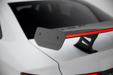 Carica l'immagine nel visualizzatore di Gallery, Alettone Audi RS3 Berlina 8V S-Line in Fibra di Carbonio + LED — dettaglio del fissaggio