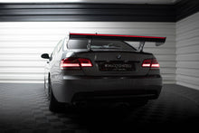 Carica l'immagine nel visualizzatore di Gallery, Alettone BMW Serie 3 Coupé E92 M-Pack in Fibra di Carbonio + LED (con montanti interni) — vista dall'alto
