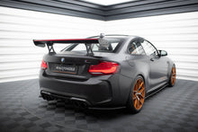 Carica l'immagine nel visualizzatore di Gallery, Alettone BMW Serie M2 F87 M-Pack in Fibra di Carbonio + LED — vista angolata