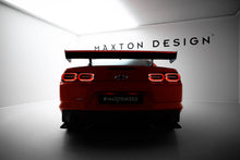 Carica l'immagine nel visualizzatore di Gallery, Alettone Chevrolet Camaro SS Mk6 Facelift in Fibra di Carbonio + LED — vista angolata