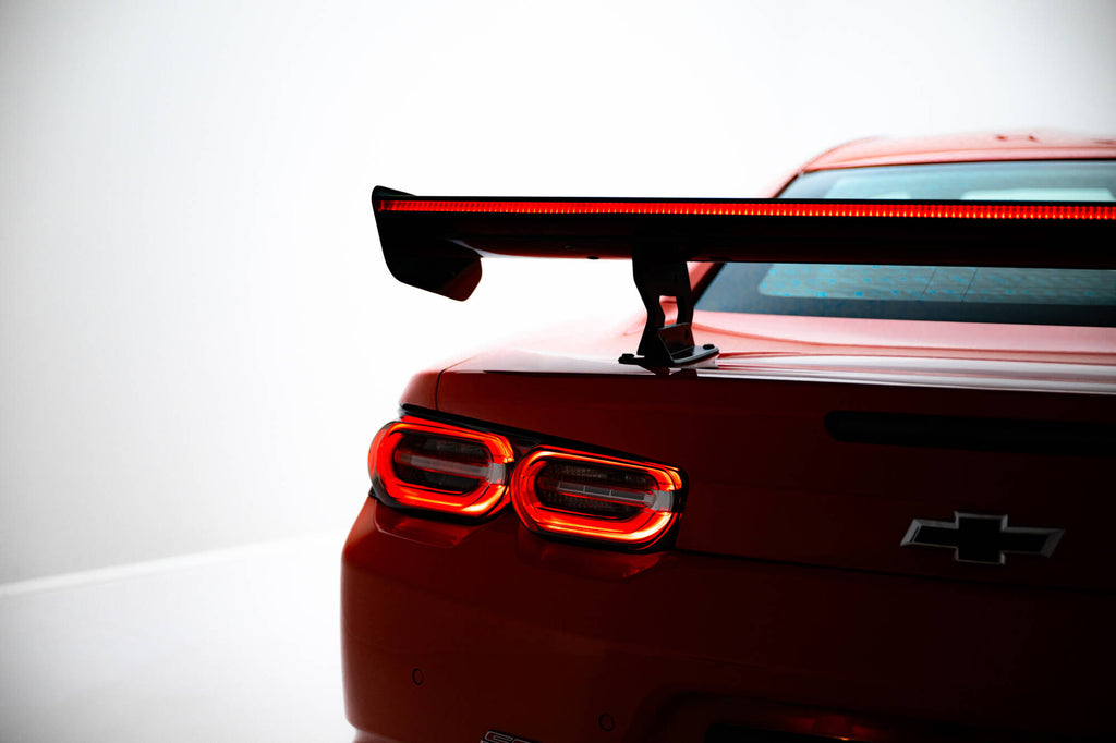 Alettone Chevrolet Camaro SS Mk6 Facelift in Fibra di Carbonio + LED — particolare del bordo