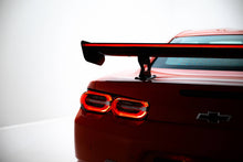Carica l'immagine nel visualizzatore di Gallery, Alettone Chevrolet Camaro SS Mk6 Facelift in Fibra di Carbonio + LED — particolare del bordo