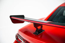Carica l'immagine nel visualizzatore di Gallery, Alettone Chevrolet Camaro SS Mk6 Facelift in Fibra di Carbonio + LED — montato sulla vettura