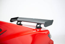 Carica l'immagine nel visualizzatore di Gallery, Alettone Chevrolet Camaro SS Mk6 Facelift in Fibra di Carbonio + LED — vista laterale