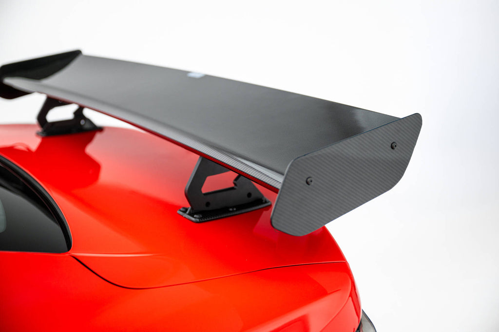 Alettone Chevrolet Camaro SS Mk6 Facelift in Fibra di Carbonio + LED — particolare della finitura