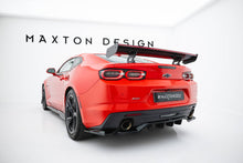 Carica l'immagine nel visualizzatore di Gallery, Alettone Chevrolet Camaro SS Mk6 Facelift in Fibra di Carbonio + LED — vista posteriore
