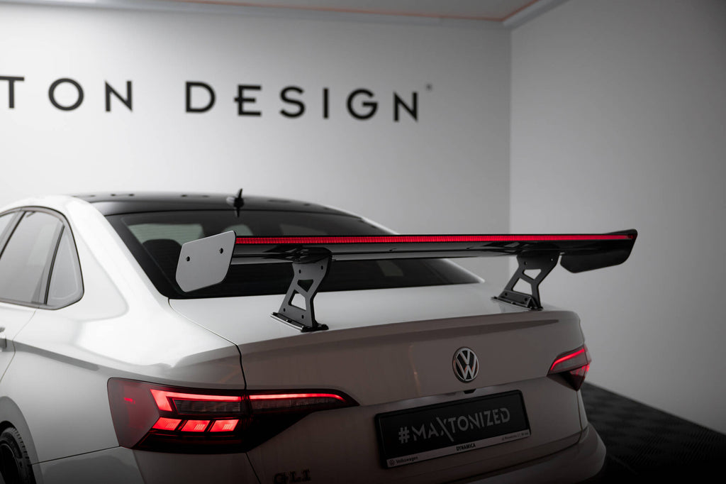 Alettone Volkswagen Jetta GLI Mk7 in Fibra di Carbonio + LED — vista frontale