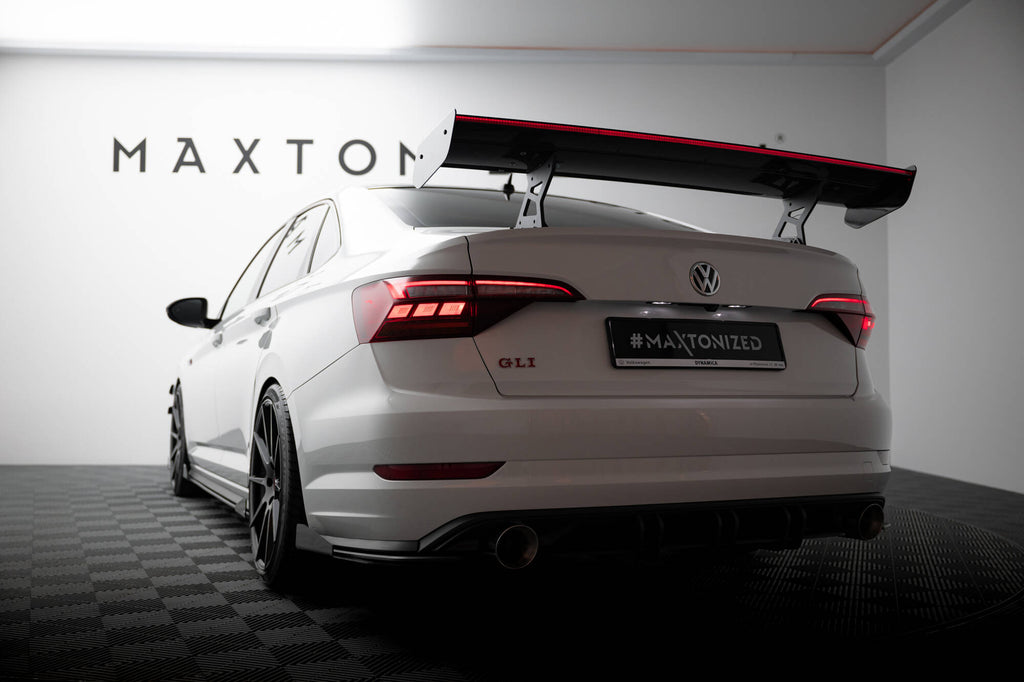 Alettone Volkswagen Jetta GLI Mk7 in Fibra di Carbonio + LED — vista angolata