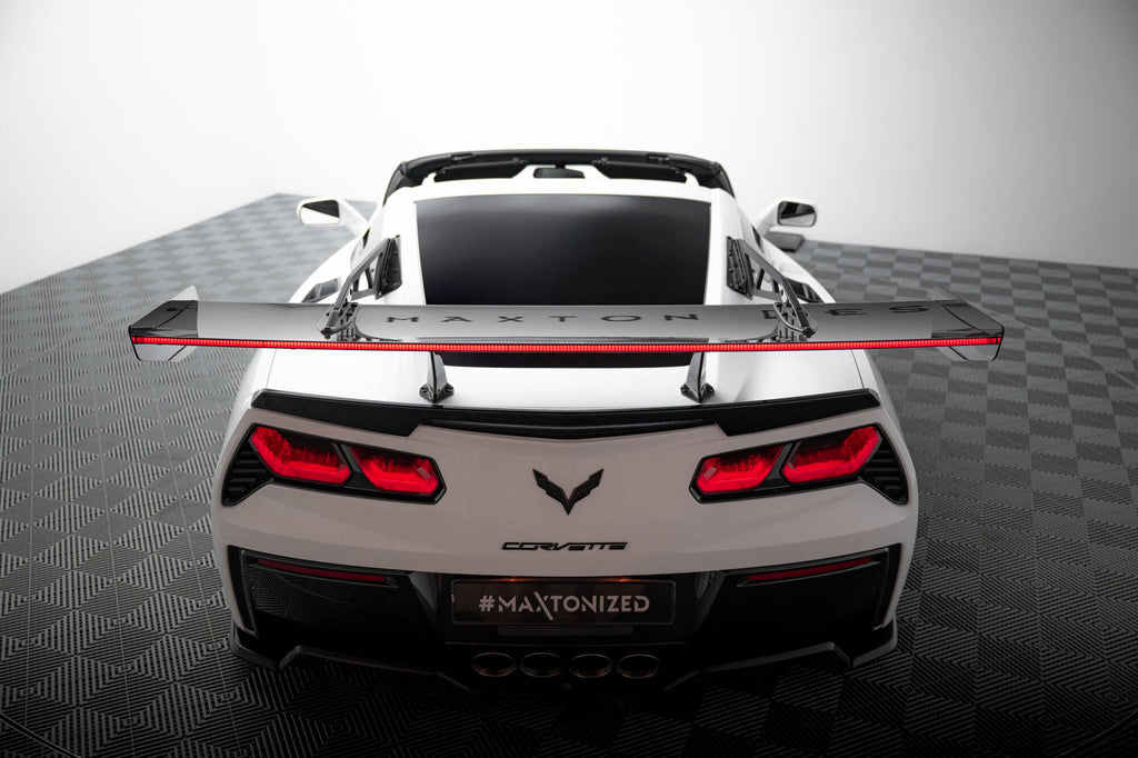 Alettone Chevrolet Corvette C7 Stingray / Grand Sport in Fibra di Carbonio + LED (con attacco swan neck superiore) — vista angolata