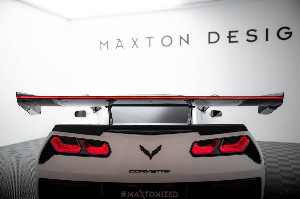 Alettone Chevrolet Corvette C7 Stingray / Grand Sport in Fibra di Carbonio + LED (con attacco swan neck superiore) — vista posteriore