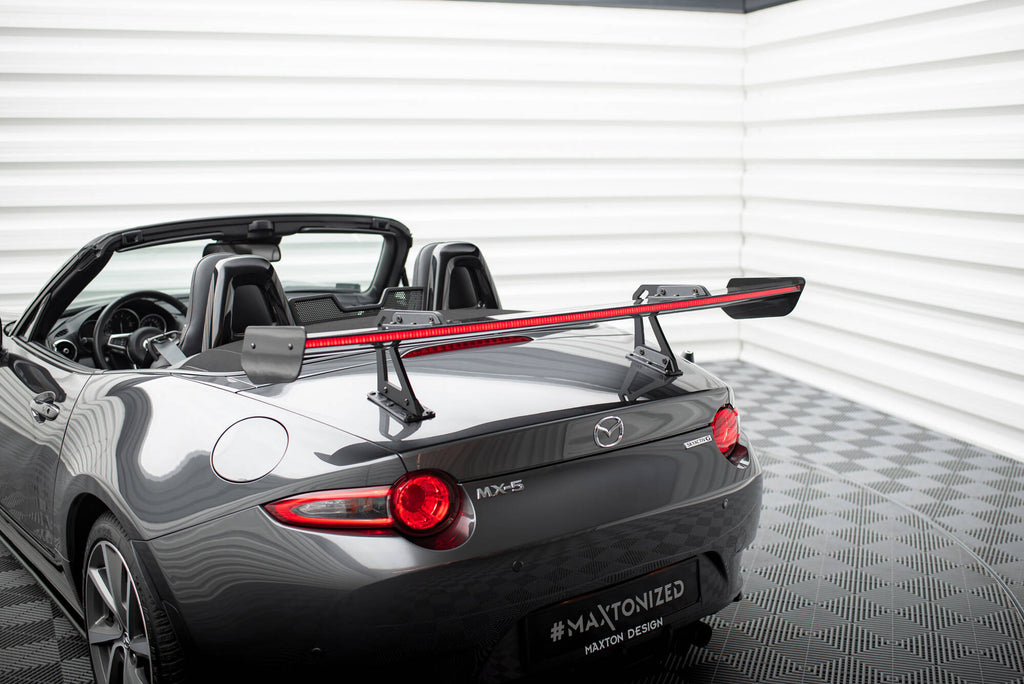 Alettone Mazda MX-5 ND in Fibra di Carbonio + LED — vista angolata