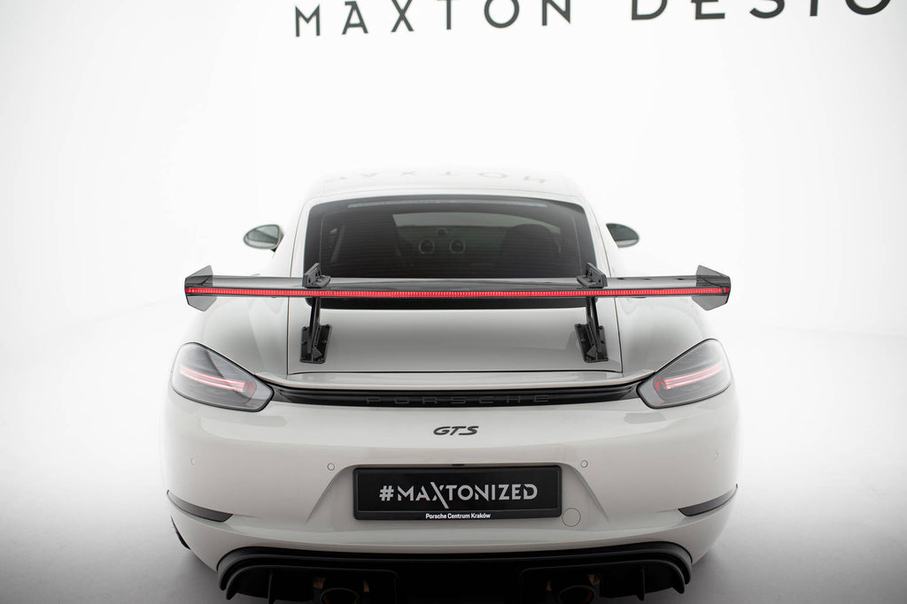 Alettone V.1 Porsche Cayman 982c Cayman T / Cayman GTS in Fibra di Carbonio + LED (con attacco swan neck superiore) — vista laterale