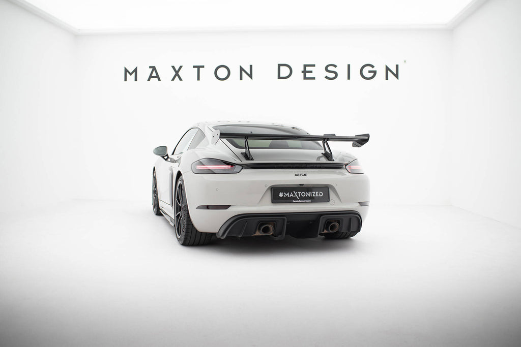 Alettone V.1 Porsche Cayman 982c Cayman T / Cayman GTS in Fibra di Carbonio (con attacco swan neck superiore) — vista angolata
