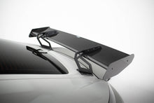 Load image into Gallery viewer, Alettone V.2 Porsche Cayman 982c Cayman T / Cayman GTS in Fibra di Carbonio + LED (con attacco swan neck superiore) — particolare della finitura