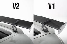 Load image into Gallery viewer, Alettone V.2 Porsche Cayman 982c Cayman T / Cayman GTS in Fibra di Carbonio (con attacco swan neck superiore) — vista dall'alto
