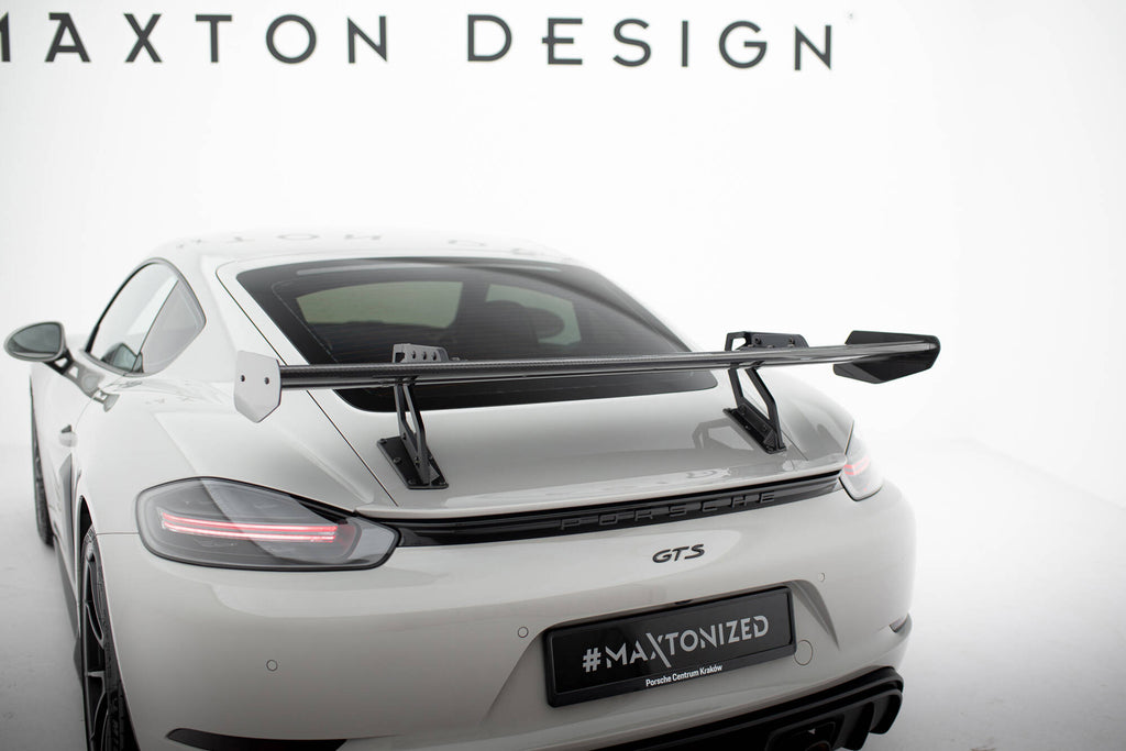 Alettone V.2 Porsche Cayman 982c Cayman T / Cayman GTS in Fibra di Carbonio (con attacco swan neck superiore) — vista angolata