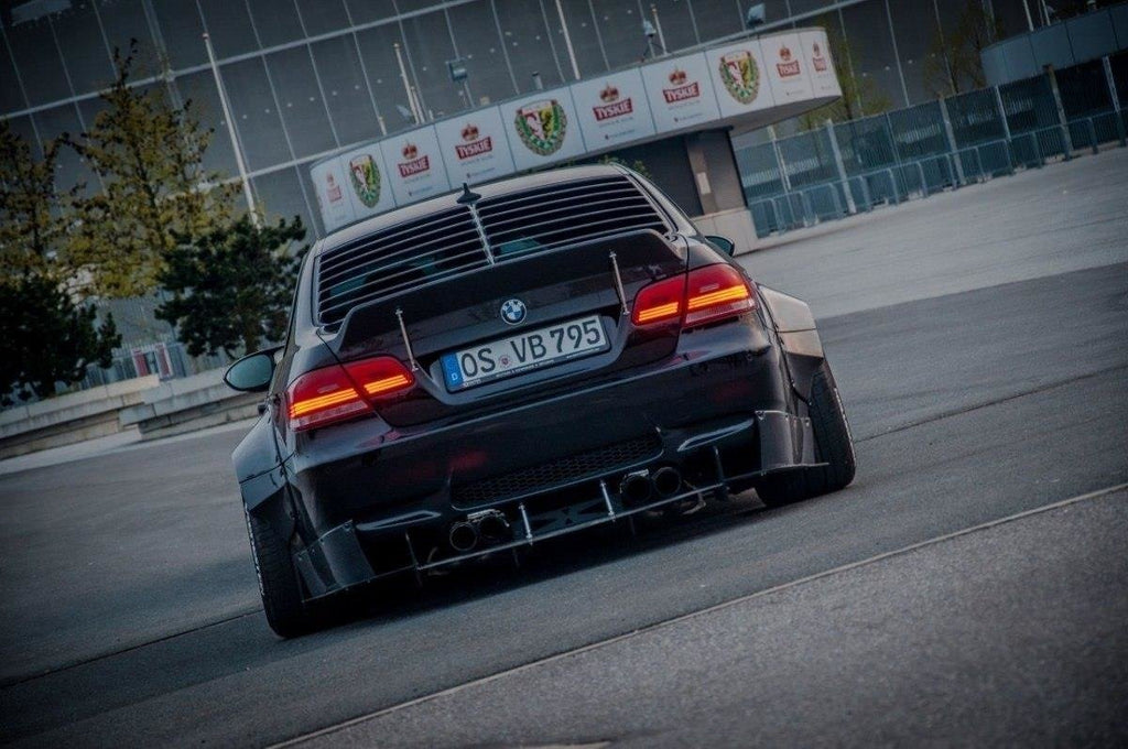 Spoiler ducktail Maxton Design per BMW M3 Coupé E92 montato sulla vettura, vetroresina grezza da verniciare