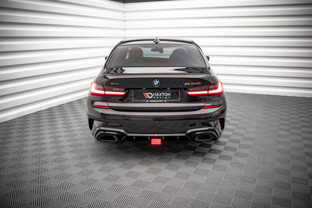 Dettaglio della luce LED accesa sul posteriore della BMW Serie 3 M-Pack