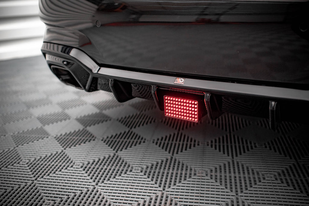 Particolare del fissaggio della luce LED sul diffusore posteriore BMW G20