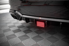 Load image into Gallery viewer, Particolare del fissaggio della luce LED sul diffusore posteriore BMW G20