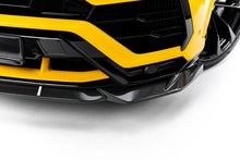 Load image into Gallery viewer, Lip Anteriore Lamborghini Urus Mk 1 in Fibra di Carbonio — particolare della finitura
