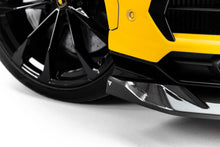 Load image into Gallery viewer, Lip Anteriore Lamborghini Urus Mk 1 in Fibra di Carbonio — vista angolata