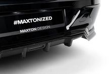 Carica l'immagine nel visualizzatore di Gallery, Splitter Posteriore Centrale BMW Serie 7 G70 750e xDrive M-Pack / 740d xDrive M-Pack / I7 eDrive50 xDrive M-Pack — vista angolata