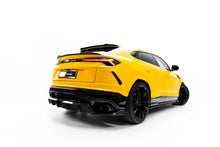 Carica l'immagine nel visualizzatore di Gallery, Splitter Posteriore Centrale Lamborghini Urus Mk 1 in Fibra di Carbonio — vista angolata