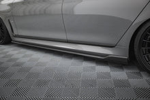 Load image into Gallery viewer, Diffusori Sotto Minigonne BMW Serie 7 G11 Facelift M-Pack in Fibra di Carbonio — montato sulla vettura