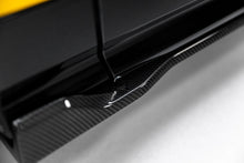 Load image into Gallery viewer, Diffusori Sotto Minigonne Lamborghini Urus Mk 1 in Fibra di Carbonio — vista laterale